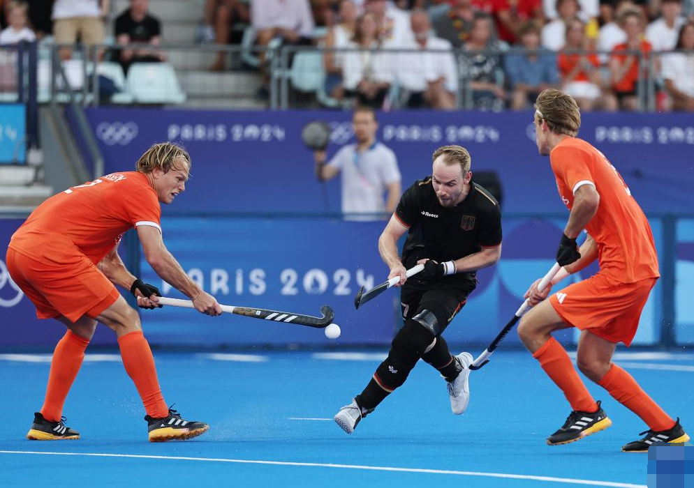 荷兰女子曲棍球队精湛技术，包揽团体第一名