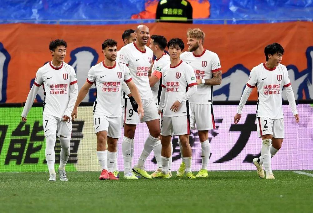 包含瓦伦西亚球员集体罢训，俱乐部陷入危机的词条